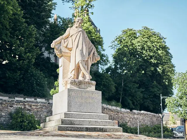 Statue-de-Chateaubriant-Combourg--A-Lamoureux-validite-31102030.jpg