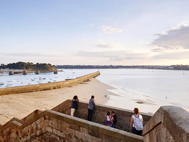Le-Mole-des-Noires---Saint-Malo--aLamoureux.jpg