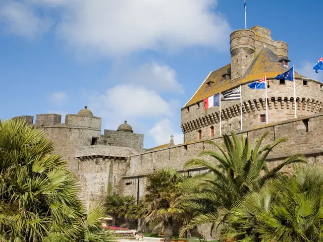 Le-chateau-et-les-drapeaux-vus-du-Jardin-des-Douves----Saint-Malo--Philippe-Josselin.jpg