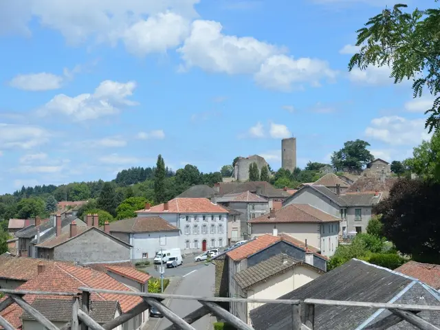 Vue-sur-le-bourg-de-Chalus-depuis-la-voie-verte-2.jpg