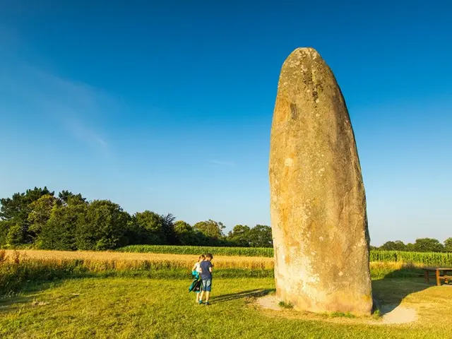 Menhir-du-Champ-Dolent---Dol-de-Bretagne--Simon-Bourcier-2.JPG