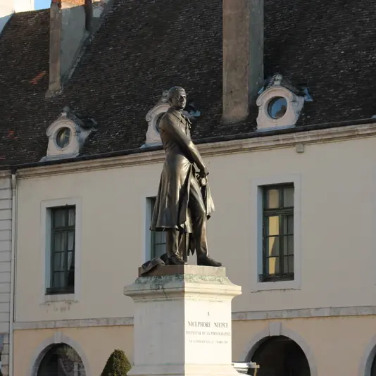 720713_009-statue_niepce_et_office_de_tourismejpg.jpg