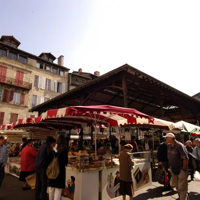 place un jour de marché - photo Nelly Blaya.JPG
