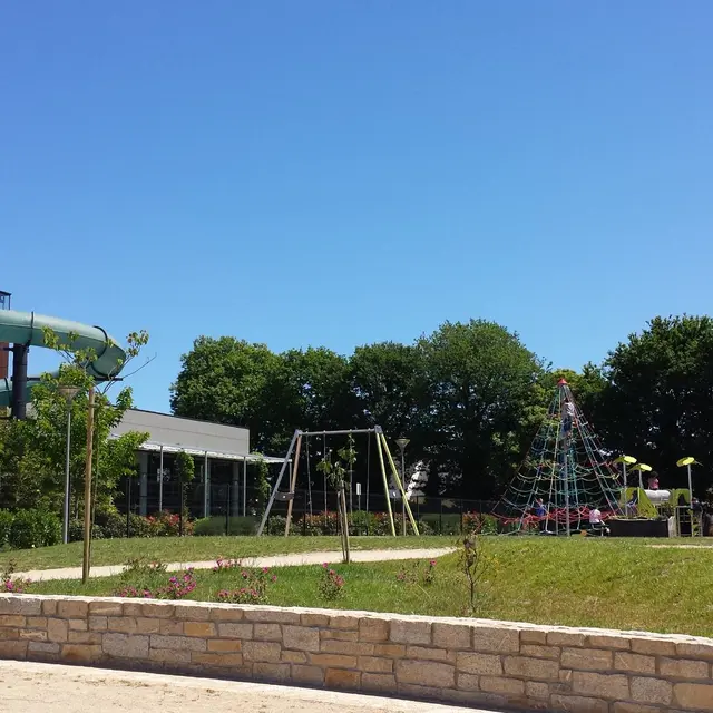 Aire jeux près piscine Questembert (2).jpg