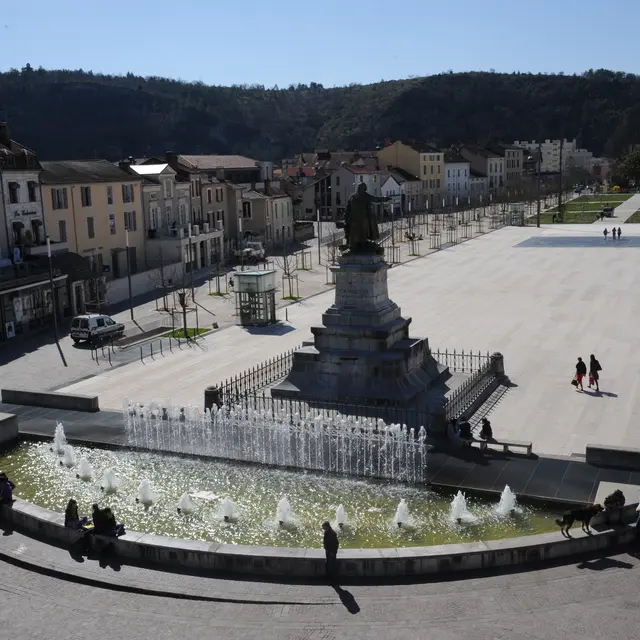 statue Gambetta et allées Fénelon.Photo  P. Lasvenes ville de Cahors.JPG