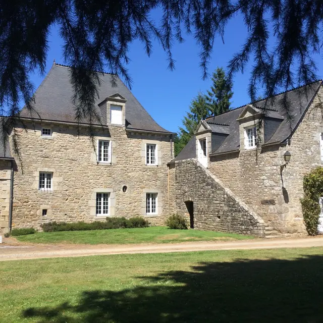 Manoir de Saint Fiacre vue maison avec aile S.Klotz.JPG