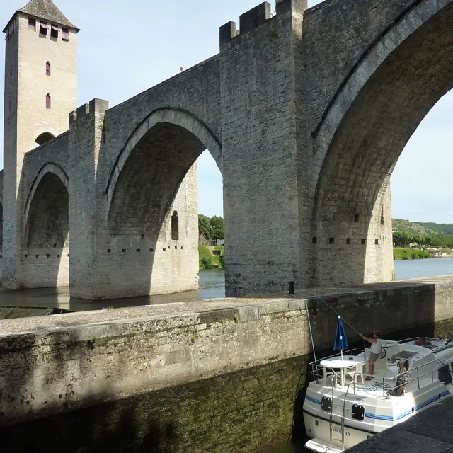 Passage de l_écluse du Pont Valentré © Lot Tourisme - E. Ruffat 120722-162734.jpg