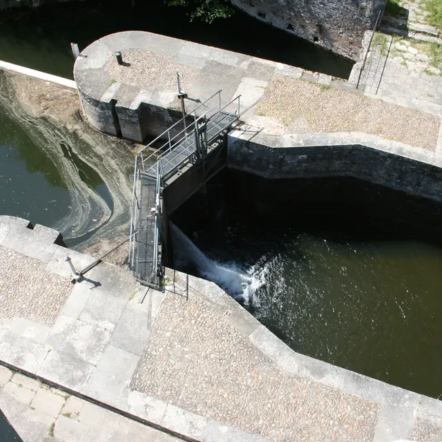 écluse du pont Valentré, cl. E.Carrère ville de Cahors.jpg