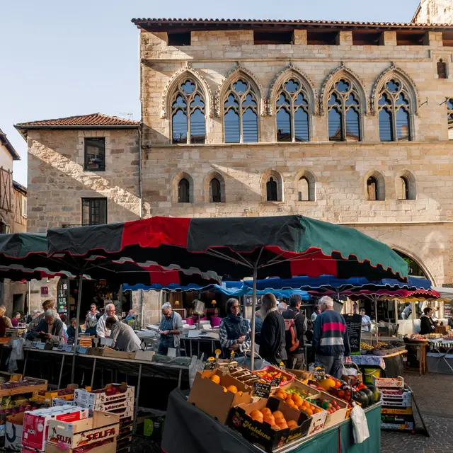 Marché, place de la Monnaie - Figeac © Lot Tourisme - G. Giuglio-2.jpg