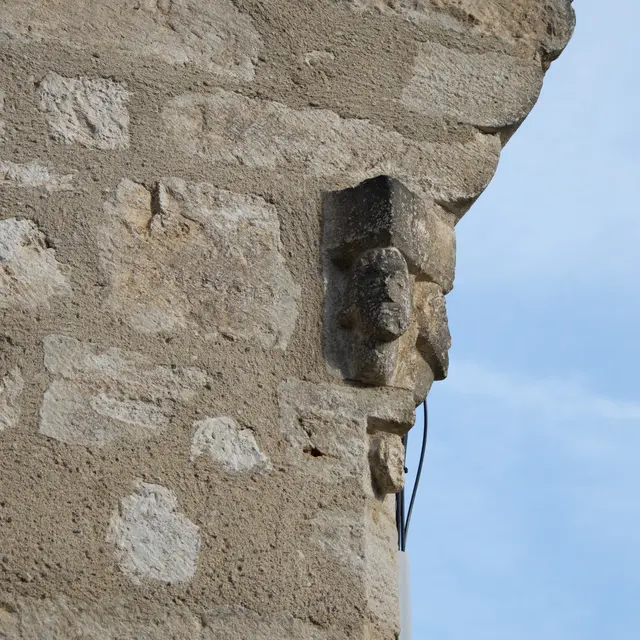 3 corbeaux sculptés à l'angle d'une maison © Lot Tourisme - C. Novello.jpg