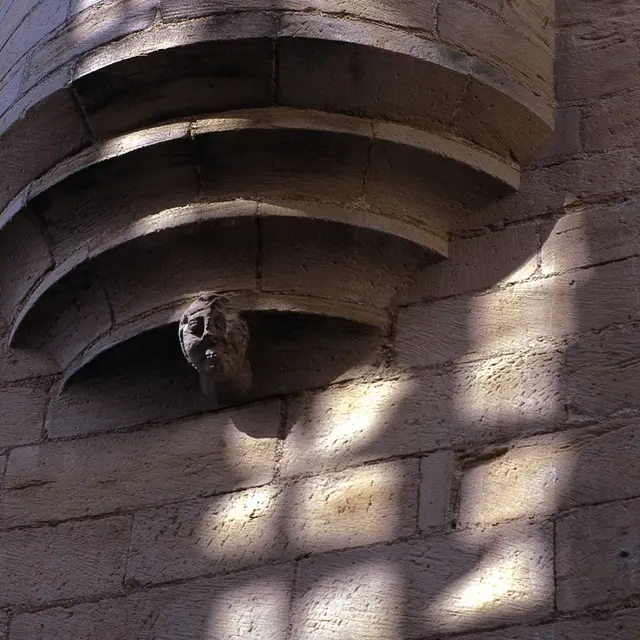 visage sculpté sur culot - photo Nelly Blaya.jpg