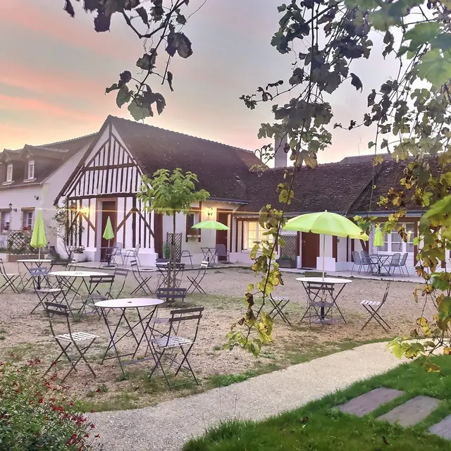 Cour interieure Hotel du Cygne Bracieux Chambord Cheverny Blois.jpg