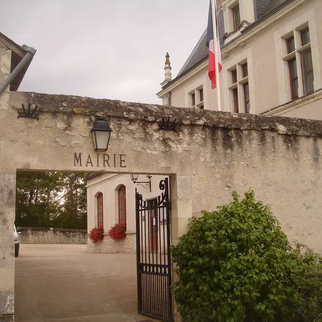 Mairie_de_Chambord,_Loir-et-Cher,_France.JPG