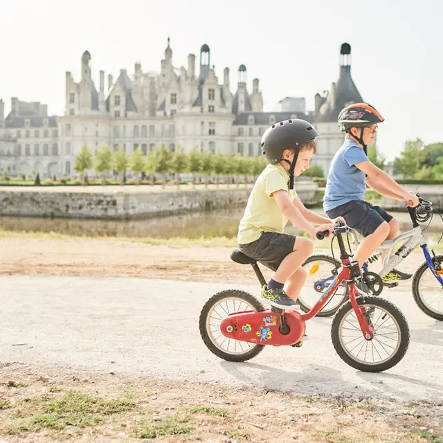 enfant-à-vélo-à-Chambord.jpg