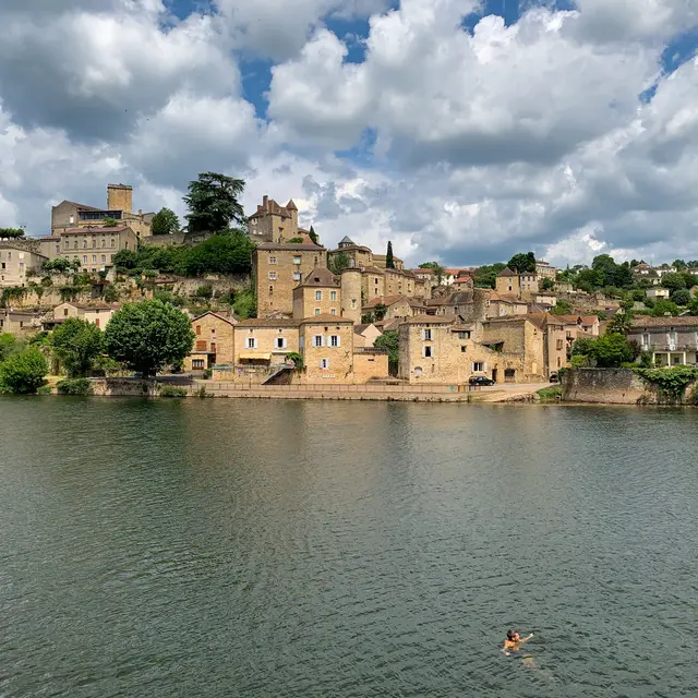 Baignade à Puy L_Eveque Lot Tourisme- C. Asquier 200601-145356.jpg