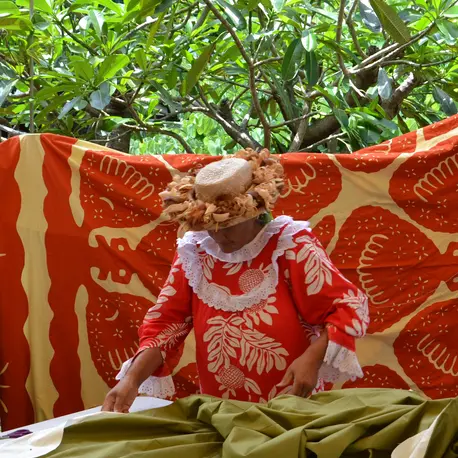Mama artisane tifaifai à Papeete © Tahiti Tourisme.jpg