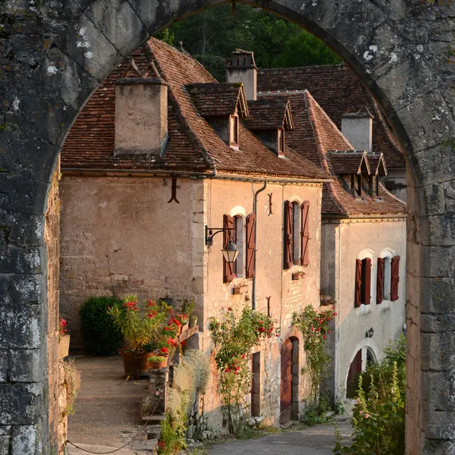 Entrée de St Cirq par la porte de Rocamadour - Lot Tourisme - CRT Midi-Pyrénées, P. THEBAULT -001.jpg