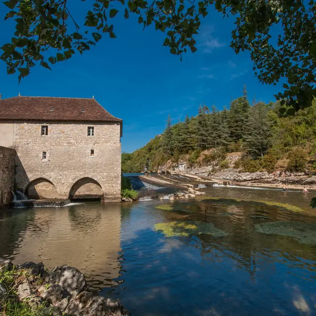 Baignade-dans-le-Cele-a-Cabrerets-02---Lot-Tourisme---C.-ORY.jpg