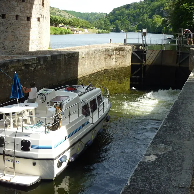 Passage de l'écluse du Pont Valentré--@ Lot Tourisme - Emilie Ruffat.jpg
