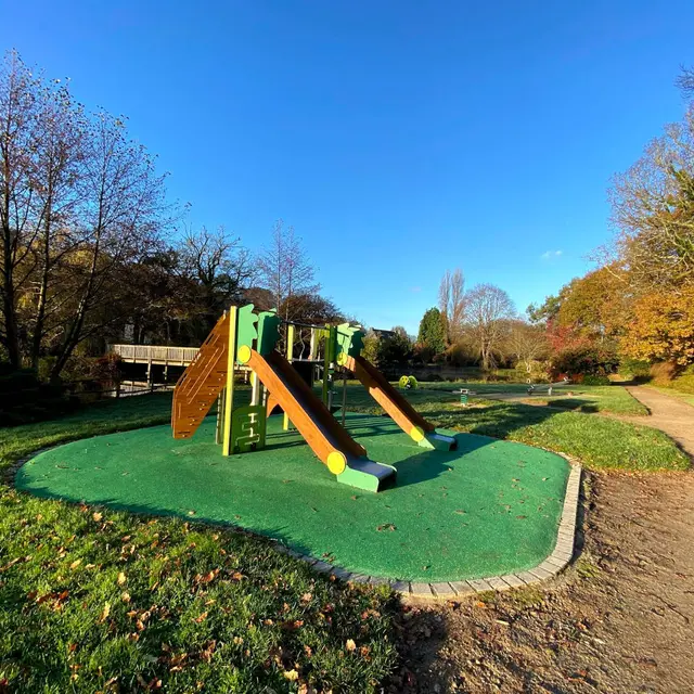Aire jeux étang- La Vraie-Croix.jpg