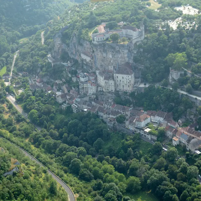 Cité et sanctuaire flanqués au Rocher, vue aérienne ©4vents.jpg