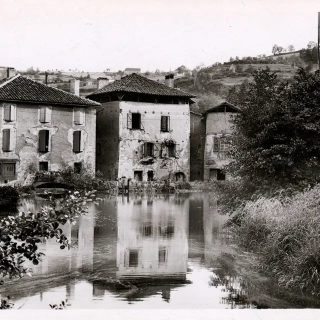 carte postale ancienne place Estang.jpg