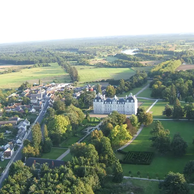 vue aerienne Bourg et château.jpg