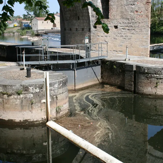 écluse du pont Valentré 3, cl. E.Carrère ville de Cahors.jpg