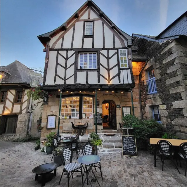 Restaurant Maison Cachée Rochefort-en-Terre terrasse.jpg