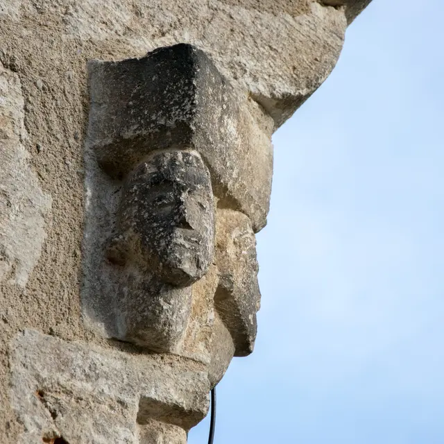 Les 3 corbeaux sculptés à l'angle d'une maison © Lot Tourisme - C. Novello.jpg