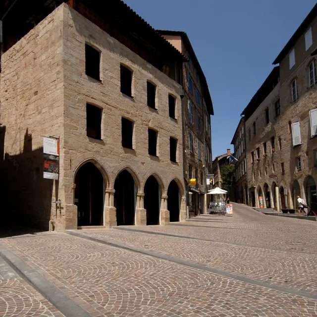 vue générale place Champollion avec musée - photo Claude Postel.jpg