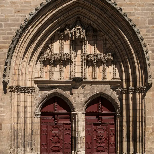 Parvis de la cathédrale Saint-Etienne © Lot Tourisme - G. Giuglio.jpg