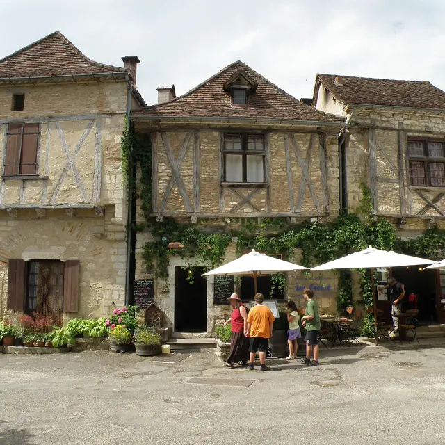 Saint-Cirq-Lapopie_Place_du_Sombral.JPG