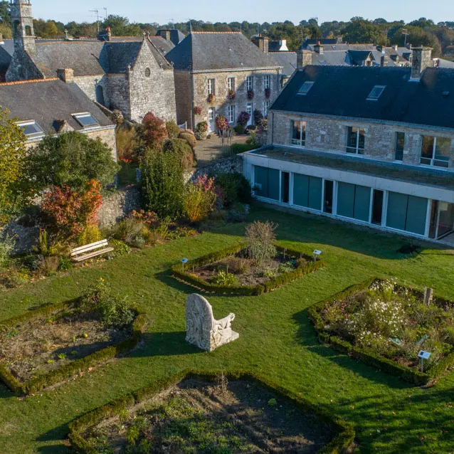 La Vraie-Croix-Jardin de Curé.jpg