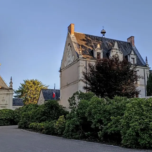 Chambord-dico-commune-de-Chambord-eglise-paroissiale-Saint-Louis-et-mairie-Photo-©-Francois-Collombet.jpg