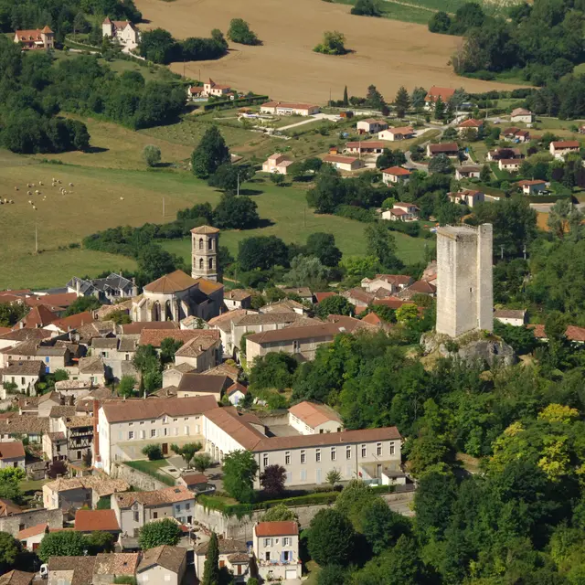 Vue aérienne de Montucq--Lot Tourisme-ECAV aviation-Michel Bernard.jpg