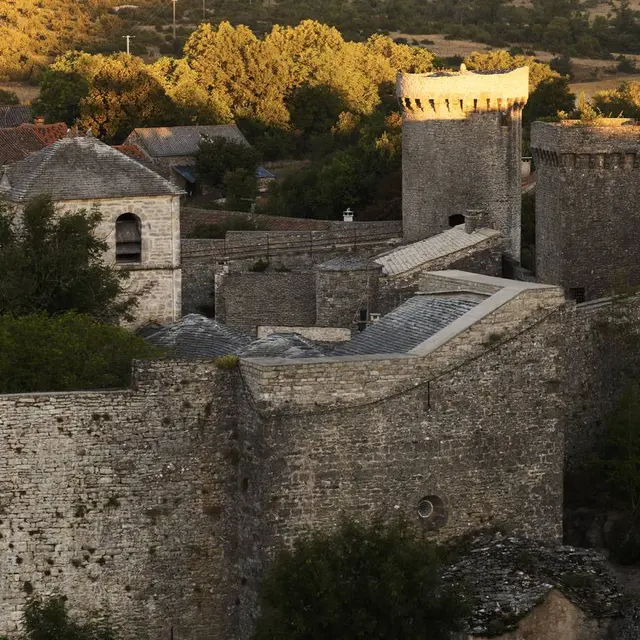 Chemin de ronde des remparts de La Couvertoirade ©Style Millau Tourisme.jpg