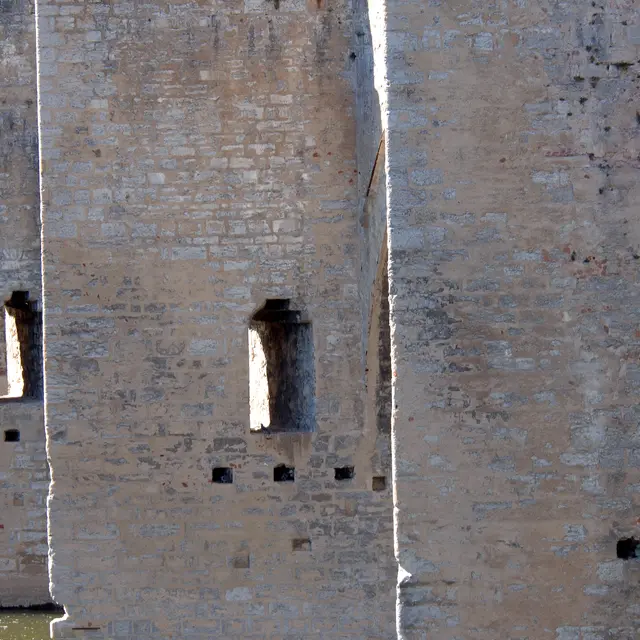 pont valentré image 4 détail avant-becs, cl. P. Lasvènes ville de Cahors.JPG