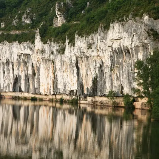 24 - PHOTO Chemin de halage entre St Cirq et Bouziès Lot Tourisme - PNRCQ - J.Morel.jpg