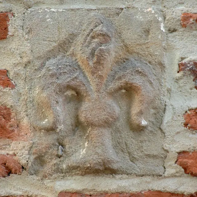 maison 42 rue Daurade détail fleur de lys. © P.  Lasvenes ville de Cahors.JPG