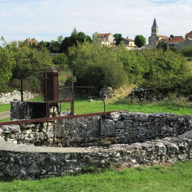 Fontaine Escamps.jpg