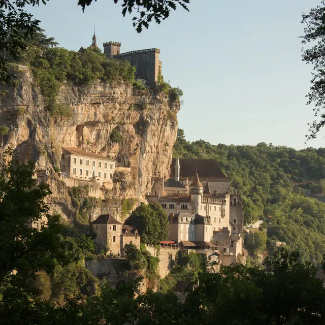 n°4 - Porte du Figuier - Etagement Rocamadour avec remparts et système défensif des sanctuaires ©MalikaTurin-PAH Cauvaldor - Mallette Pédagogique.jpg