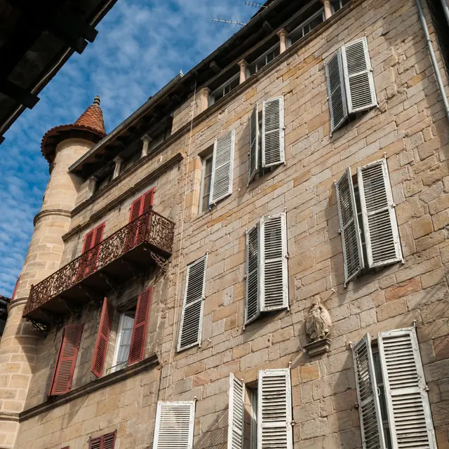Façade sur la place Carnot - Figeac © Lot Tourisme - G. Giuglio.jpg