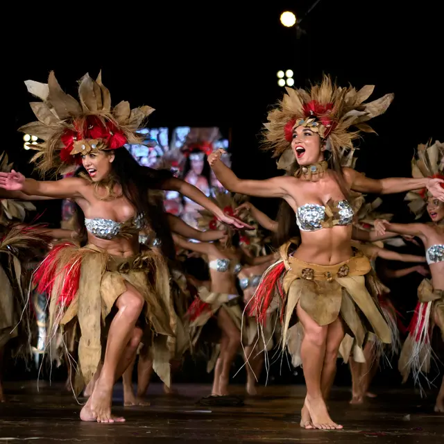 P2_04_TAHITI_Pauline Sillinger  + Laura Delachaussee © Dimitri Heiva 2017.jpg