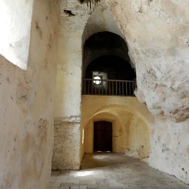 église troglodytique.jpg