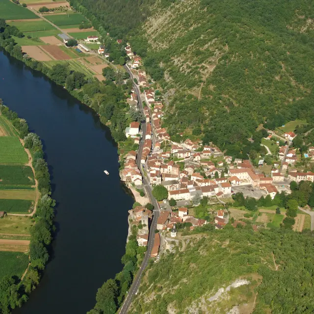 Vue aérienne de Laroque des Arcs--Lot Tourisme-ECAV aviation-Michel Bernard.jpg