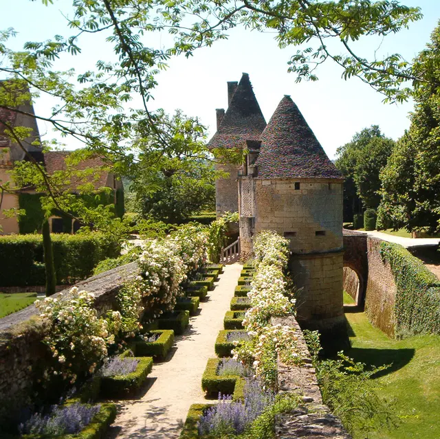 PCU_rempart fleuri côté douve_château de losse_Thonac_mai 2003©Eric-Sanders