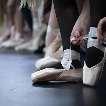 dancers-7731738_640