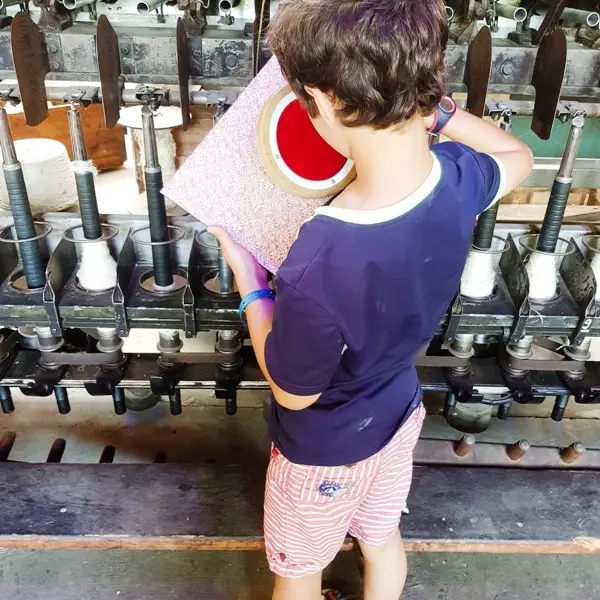 enfant qui joue sirtaqui