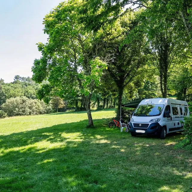 1 emplacement_camping_van_camping_a_la_ferme_la_roussie_sarlat (12)
